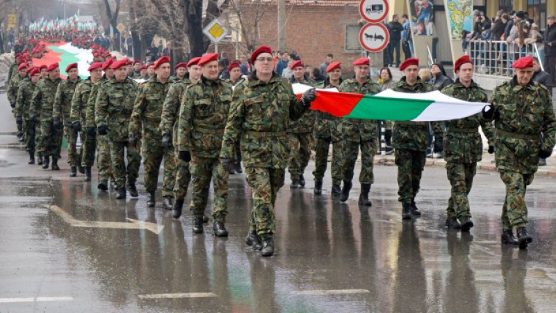 Изумително! 140 военни понесоха 140-метров трибагреник в Сливен (СНИМКИ)