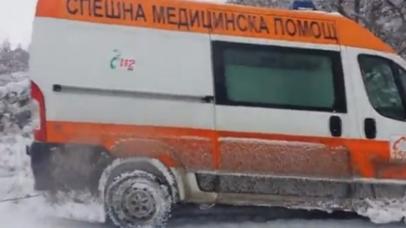 Линейка закъса в снега, но след това получи неочаквана помощ (ВИДЕО)