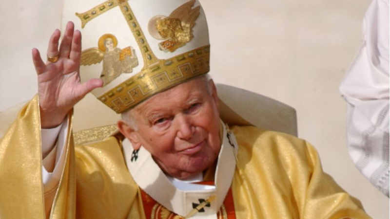 Френски град продава статуя на папа Йоан Павел II на църквата (СНИМКИ)