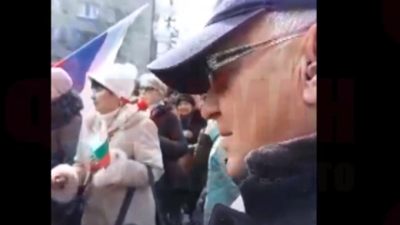 Екшън на празника в Бургас! Руснаци едва не се сбиха заради флага на ЕС (ВИДЕО)