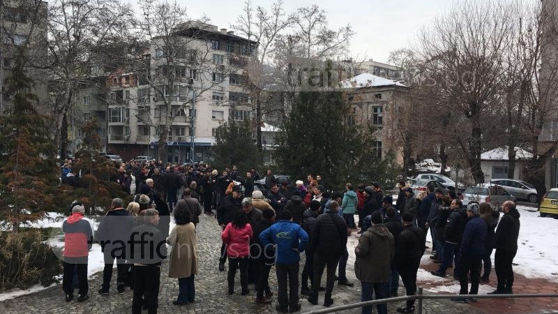 Напрежението расте! Над 200 души протестират в защита на лекаря, убил Жоро Плъха (СНИМКИ)