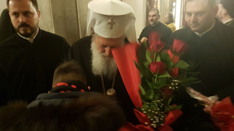 Десетгодишният Александър подари цветя на българския и руския патриарх (СНИМКИ)