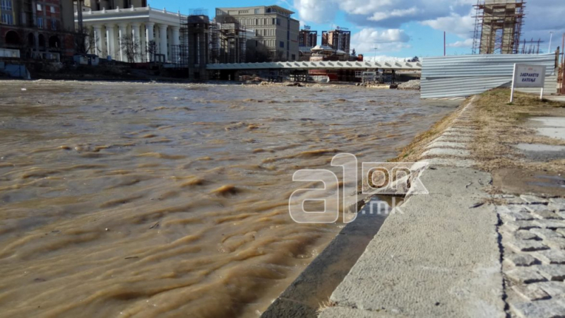 Река Вардар преля, затвориха пътища в Македония 