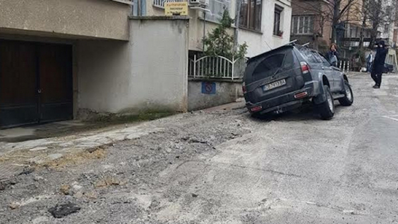 Страшен абсурд! След ремонт на "Софийска вода" кола пропадна в огромна яма (СНИМКИ)
