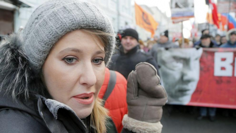 Нападнаха кандидатката за президент на Русия Ксения Собчак (ВИДЕО)