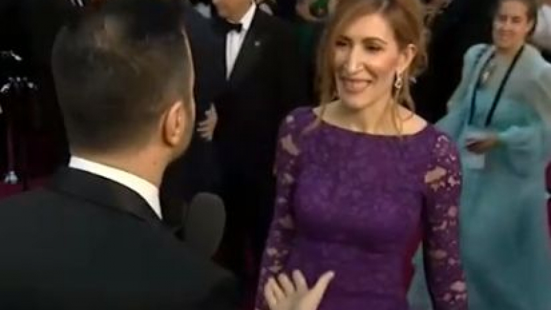 Точно като звезда! Министър Ангелкова се спря в ослепителна рокля на червения килим и разкри как се е озовала на "Оскар"-ите (ВИДЕО)