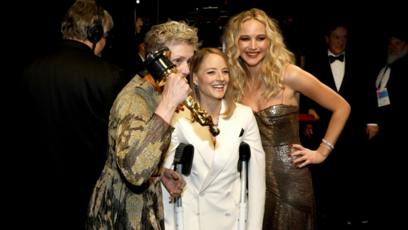 Джоди Фостър изкуцука с патерици на сцената на Оскарите (СНИМКИ/ВИДЕО)