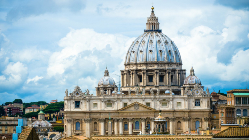 Неапол предаде на Ватикана случаите на 40 хомосексуални свещеници