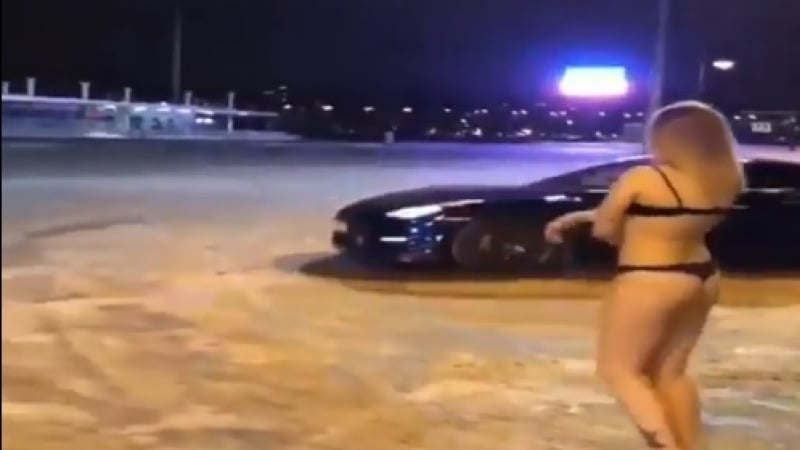 Богаташко синче накара момиче да се кърши полуголо на снега, за да се изфука с новата си лимузина (ВИДЕО)