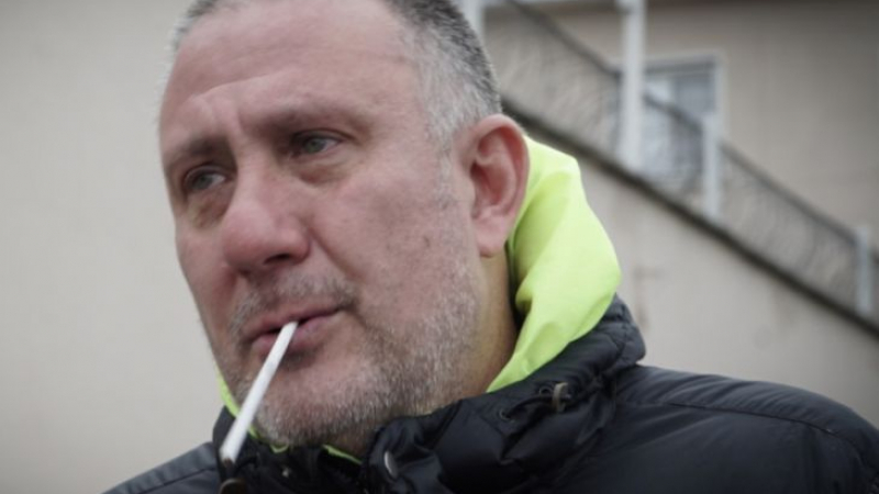 Първи СНИМКИ: Д-р Иван Димитров излезе на свобода и през сълзи захапа цигара, наръган е на 2 места от Плъха