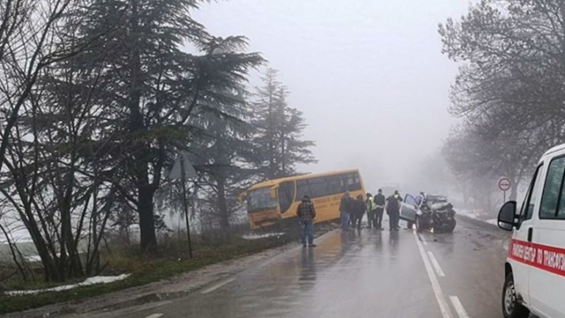 Джип и училищен рейс се удариха край Варна, има загинали 