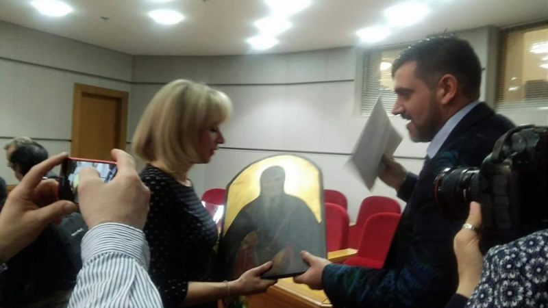 Борис Анзов подари огромна икона и кошница с цветя на говорителката на руското външно министерство (СНИМКИ)