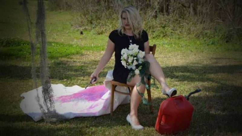 Американка изгори сватбената си рокля ритуално след изневярата на съпруга и... (СНИМКИ)