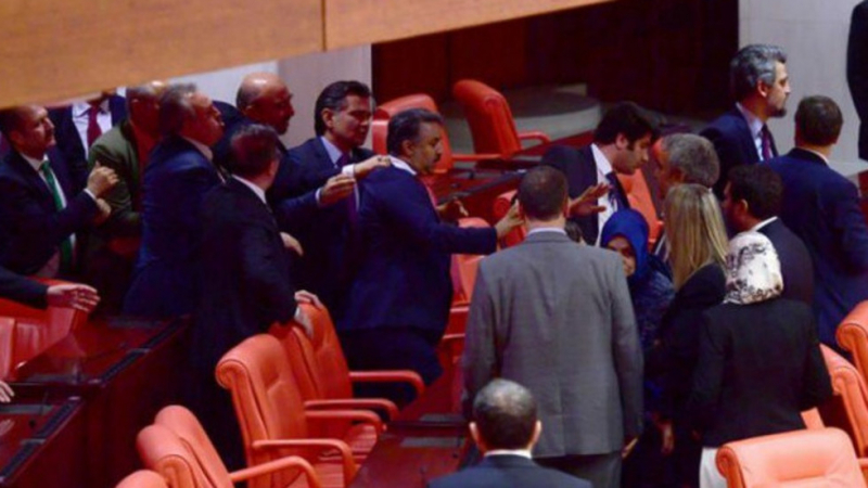 Екшън в турския парламент: Депутати се шамариха яката заради...Африн (СНИМКИ)