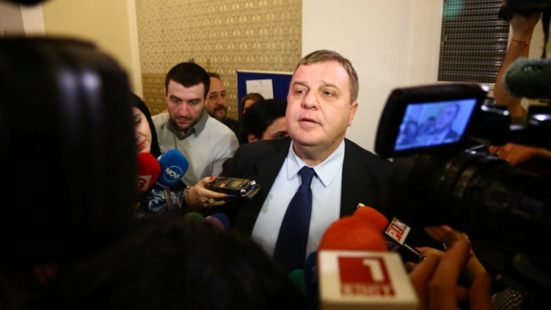 Каракачанов: Синята каска я подарих на Бойко Борисов! За да няма драми в коалицията...