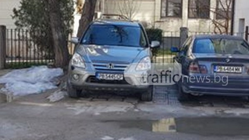 Найлонът, покривал тялото на Жоро Плъха, все още е зад Областна управа в Пловдив (СНИМКИ)