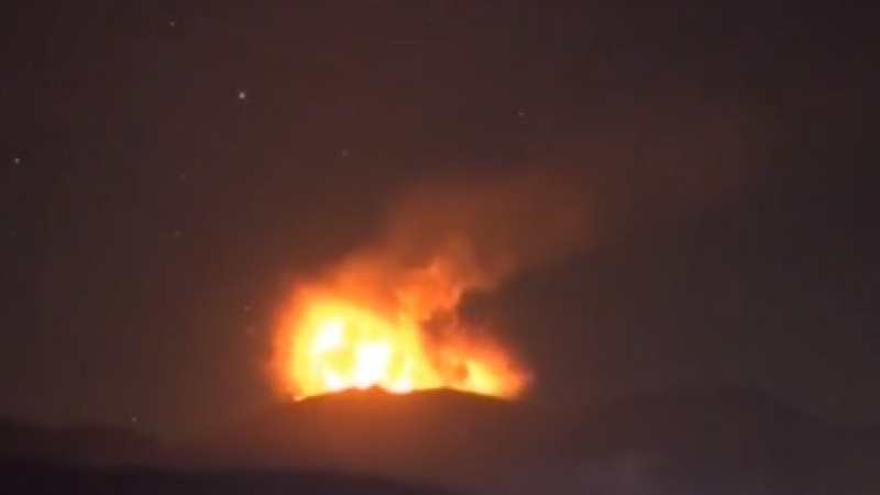 Зрелищно и зловещо: Адът изригна на земята! Вулканът Джеймс Бонд се разлюти (ВИДЕО)