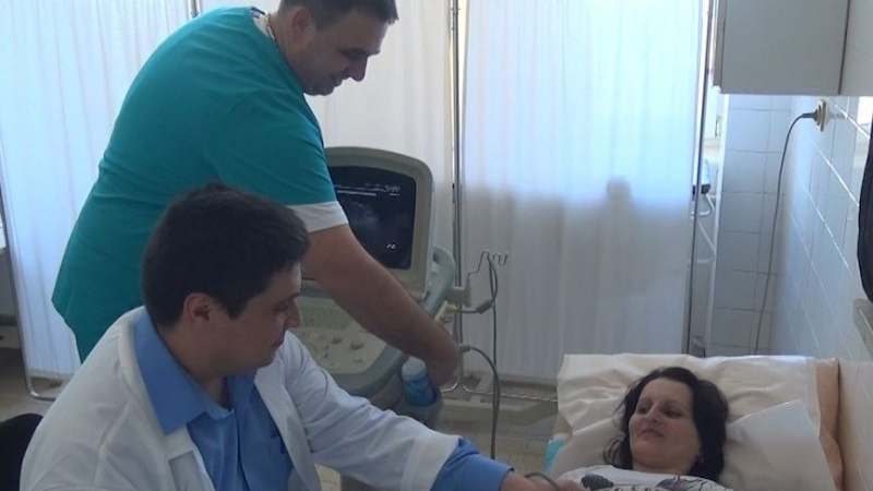 Двама млади лекари от Пловдив имат нужда от помощ, за да продължат да спасяват българки от най-коварното заболяване