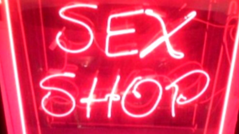 Блондинки влязоха в секс шоп в Сараево и направиха голям удар 