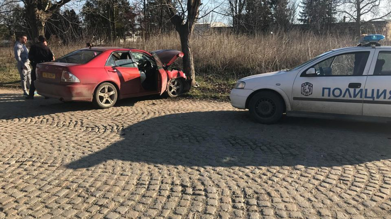 Подпийнал шофьор се метна на колата, но изтърва пътя и... (СНИМКИ)