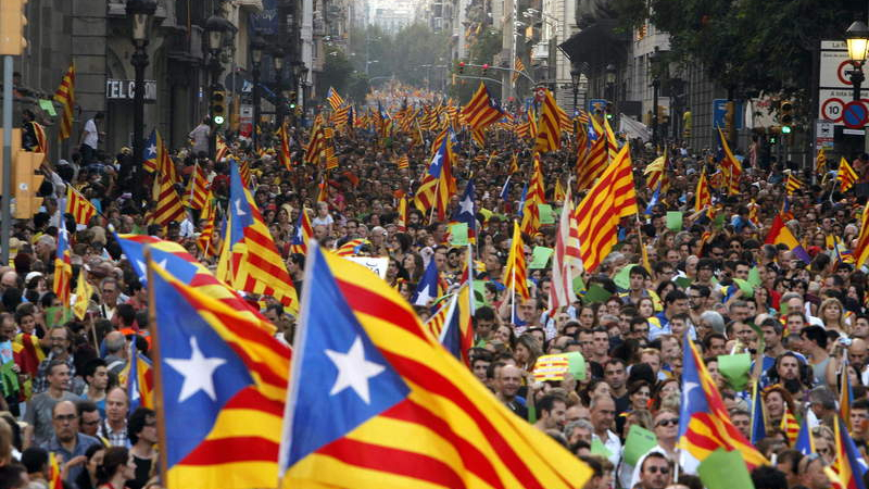Десетки хиляди заляха улиците на Барселона (СНИМКИ)