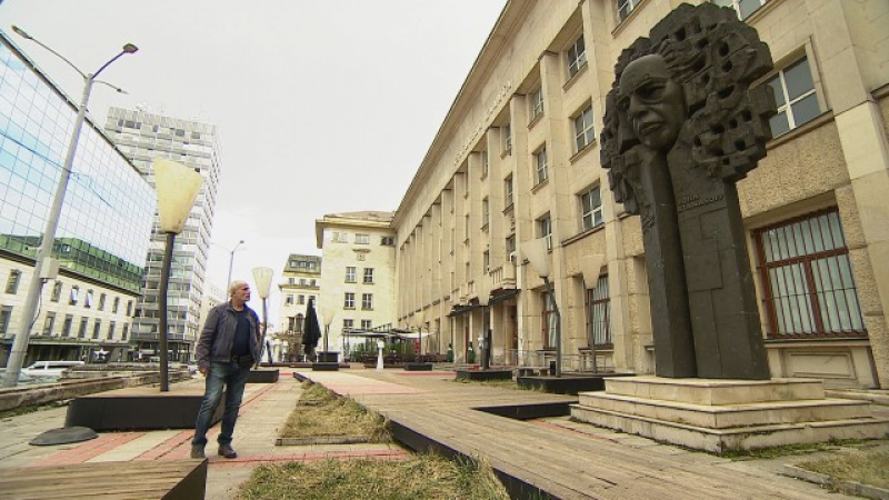 Собственикът на паметника на Джон Атанасов и автора на монумента влязоха в конфликт заради преместване (СНИМКИ/ВИДЕО)