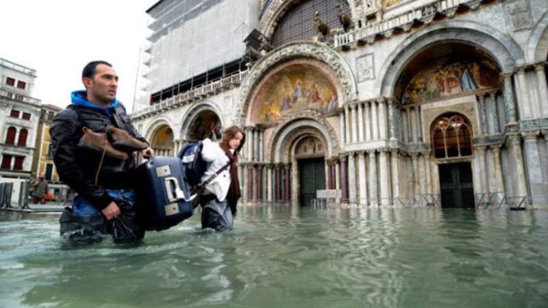 Историческият център на Венеция под 2 метра вода