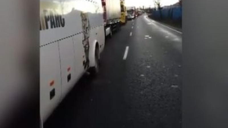 Румънски камион се обърна и затапи Кресненското дефиле