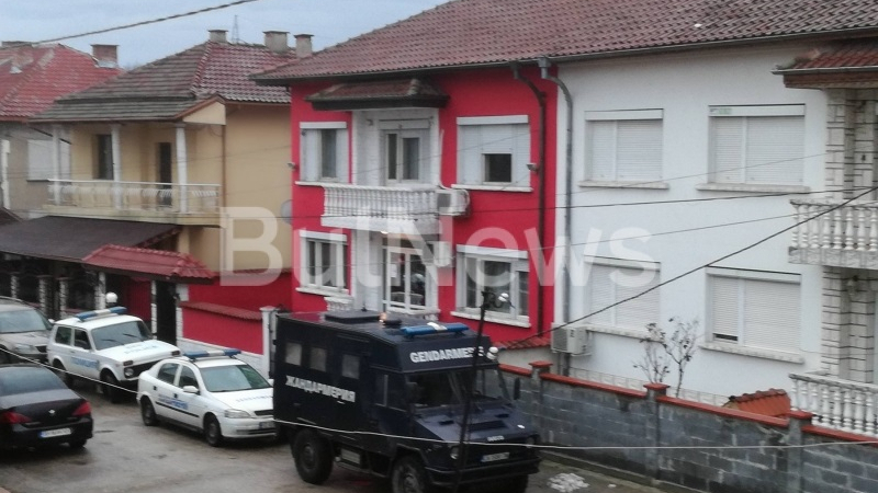 Полиция и жандармерия нахлуха в ромската махала на Видин (СНИМКИ)