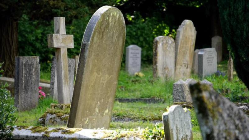 Нова мода! Зевзеци слагат последния SMS в живота на надгробния си паметник