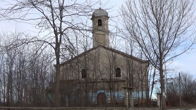 Вековна църква в Пловдивско се руши, местните искат да чуят звъна на камбаната (СНИМКИ)