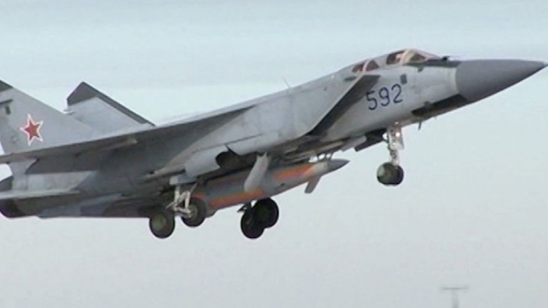 Руски изтребител МиГ-31 пресреща разузнавателен самолет на САЩ и го...