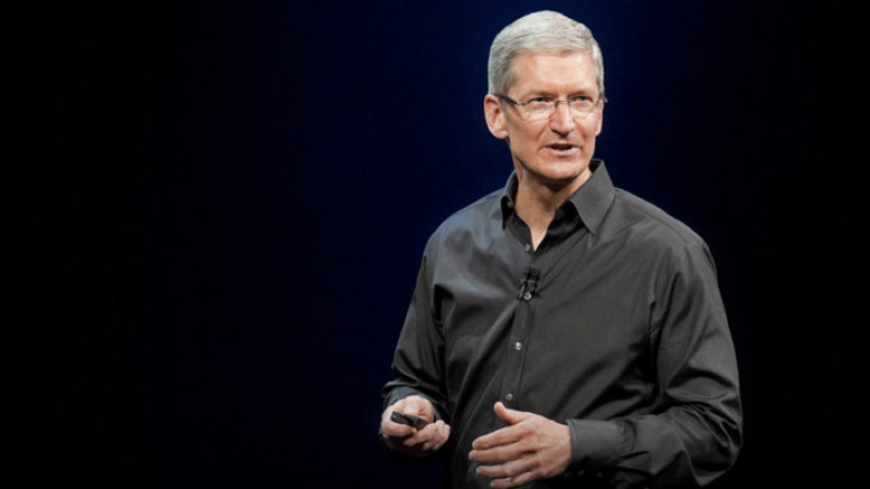 Шефът на Apple почете паметта на големия Хокинг, но направи голям гаф, който не остана незабелязан (СНИМКА)