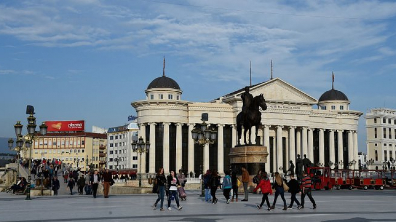 Страсти и сблъсъци в македонския парламент заради закона за албанския език (ВИДЕО)