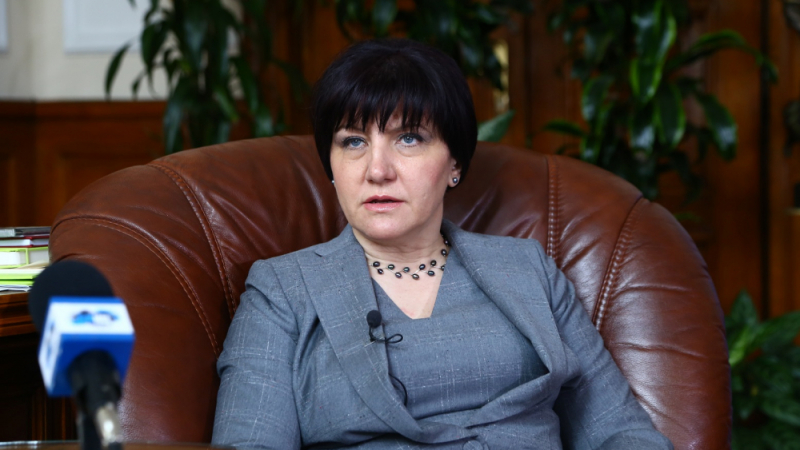 Караянчева с горещ коментар за оставките на тримата министри