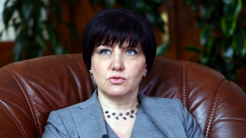 Караянчева за коремното на Радев: Политикът трябва да е здрав!