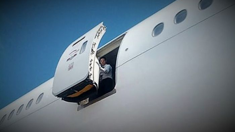 Трагедията е неописуема: Очевидци твърдят, че стюардесата Елена, паднала от "Боинг 777", е направила опит за самоубийство (СНИМКИ 18+)