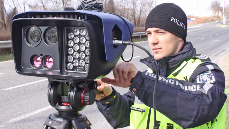 Джигит с "Мерцедес" прелетя покрай камера, пловдивски ченгета се хванаха за главата