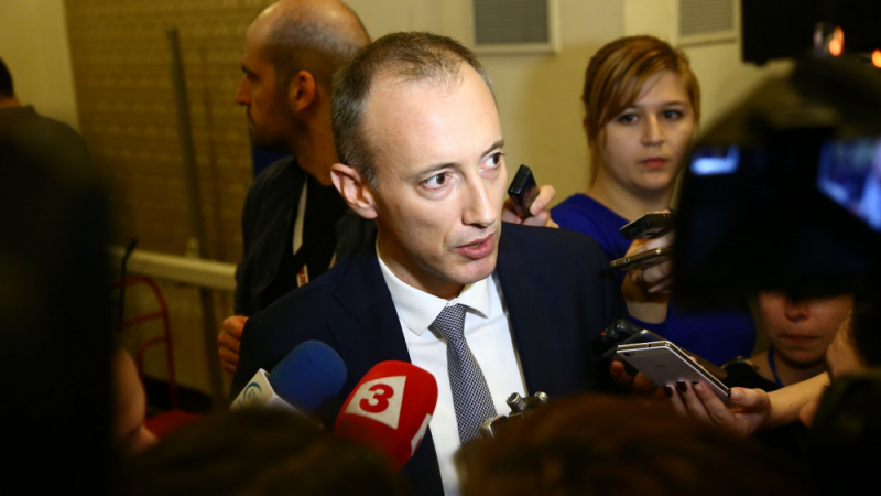 МОН със спешна новина за състоянието на министър Вълчев, той се е...
