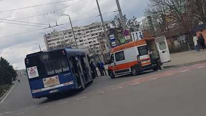 Нов ужас в Бургас! Автобус блъсна жена в "Меден рудник", състоянието й е тежко (СНИМКИ)