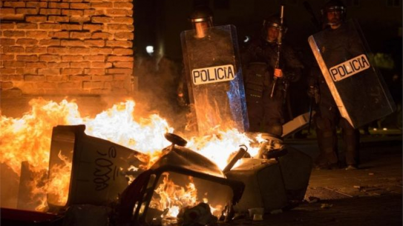 В Мадрид ври и кипи! Мигрантите подпукаха дипломати, атакуват полицията с камъни и маси 