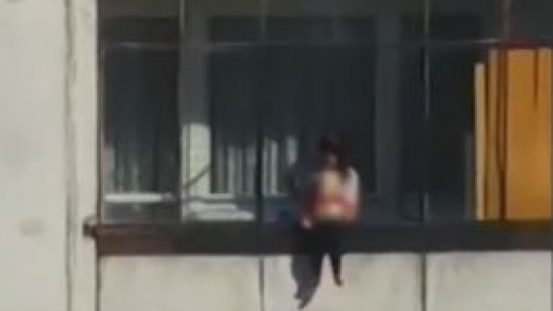 Социалните решиха съдбата на бебето, което бе провесено през балкон в София 