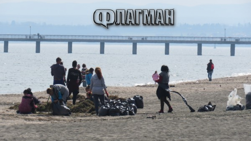 Над 50 тона боклук изчезнаха от Северния плаж в Бургас (СНИМКИ)
