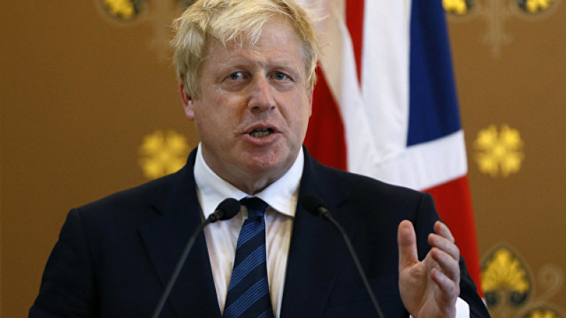 Скандалът набира сила: Борис Джонсън отказа да подаде ръка на руския посланик