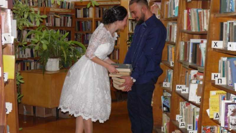 Нестандартна романтика от Перник! Влюбени младоженци се венчаха в библиотека (СНИМКИ)