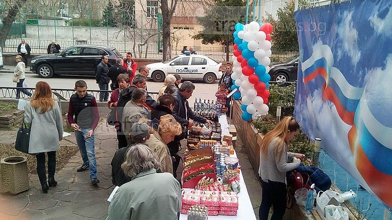 Гласуването на руснаците в Пловдив: Бюлетината се пуска, а след това се полива с водка и се мези със сельодка (СНИМКИ)
