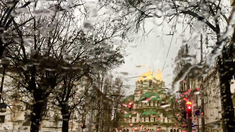 Страшно е! Вятърът отнесе топлоизолацията на блок в София (ВИДЕО)