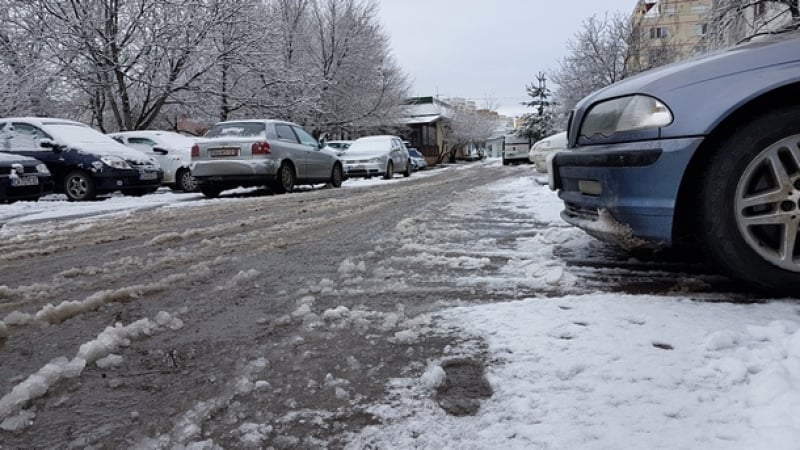При съседите е страшно! Сняг и леден дъжд предизвикаха транспортен хаос отвъд Дунава 