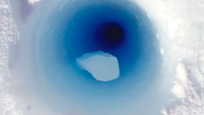 Какво ще се случи, ако пуснете парче лед в 90-метрова дупка? (ВИДЕО)