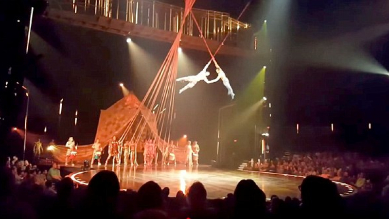Акробат от "Цирк дю Солей" падна и загина по време на шоу пред ужасените зрители (СНИМКИ/ВИДЕО)